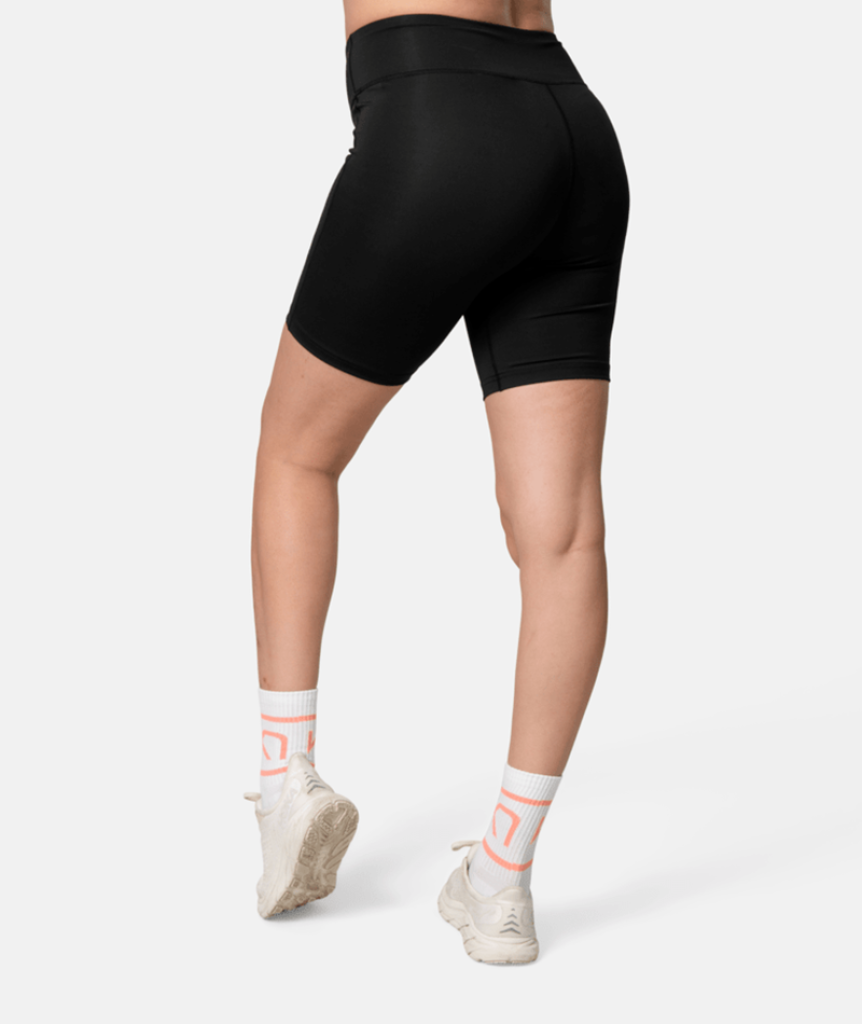 Kari Traa Ava 8 Inch Shorts in SCHWARZ