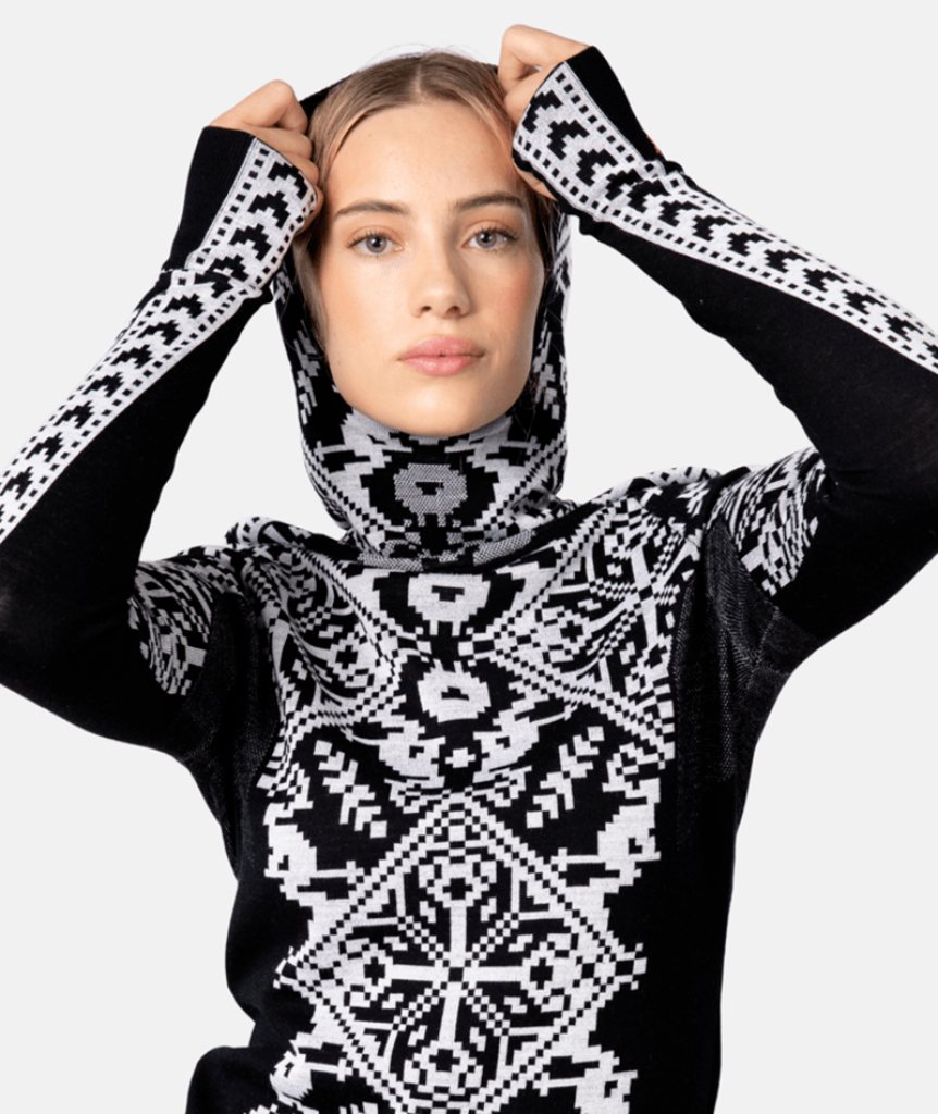 Kari Traa Saga Hood in SCHWARZ