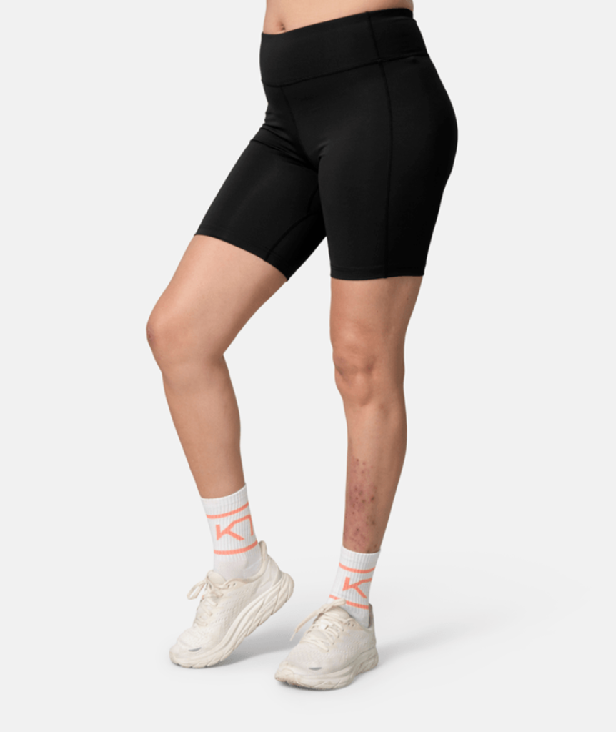 Kari Traa Ava 8 Inch Shorts in SCHWARZ